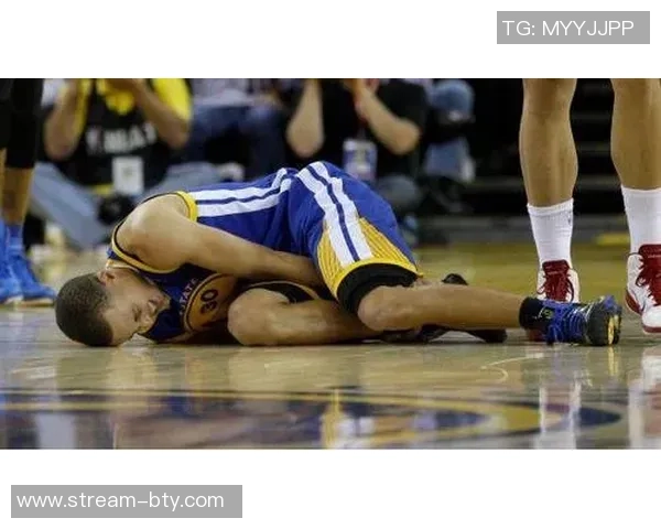 男篮球队员的成长之路：从青涩少年到赛场明星的蜕变与奋斗