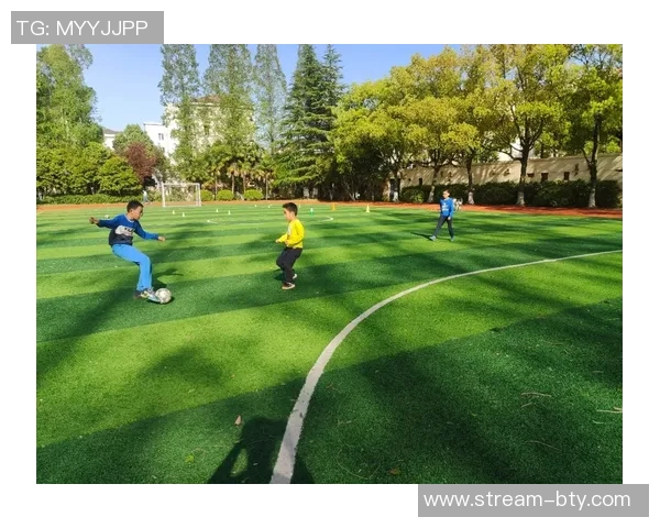 苹果与小伙伴们一起踢足球的快乐游戏体验分享