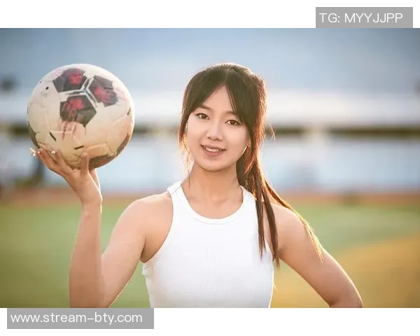 足球宝贝的魅力与挑战：她们如何在绿茵场上绽放光彩与自信